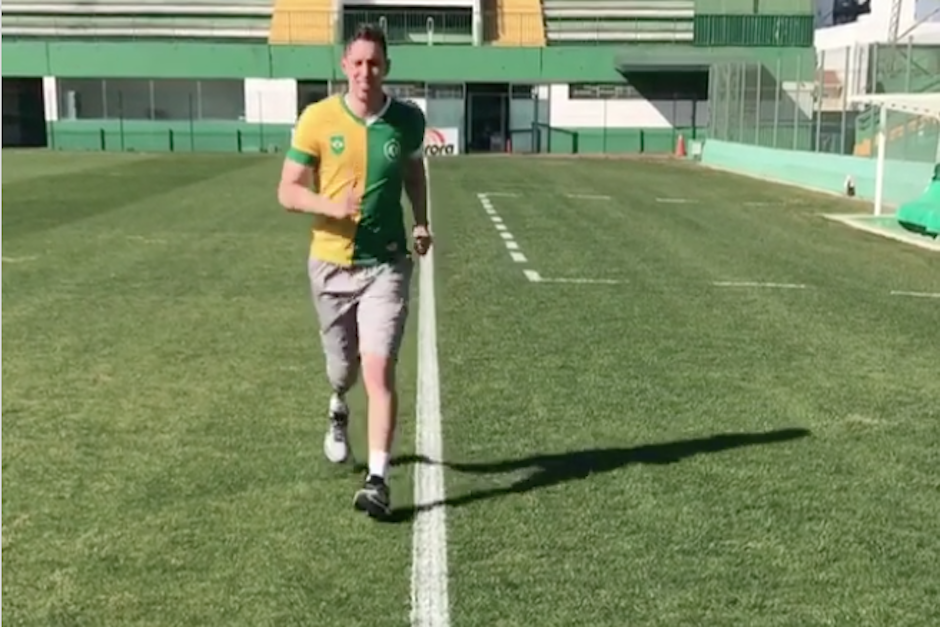 Jackson Follman pis&oacute; por primera vez en ocho meses una cancha de f&uacute;tbol. Ahora, apoyado de una pr&oacute;tesis. (Imagen: captura de pantalla)