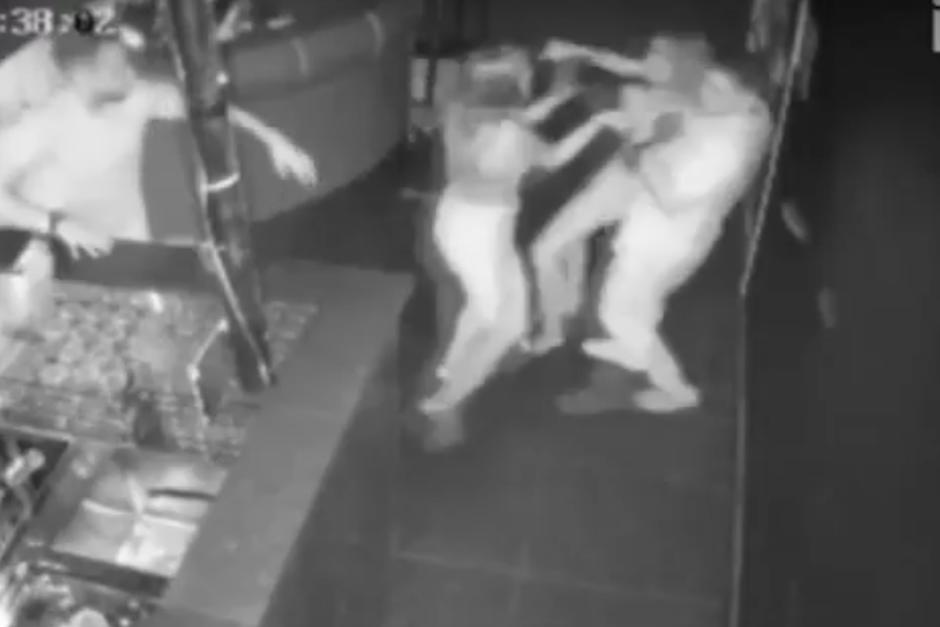 La mujer la emprendi&oacute; contra medio mundo dentro de la discoteca, por lo que fue sacada a la fuerza. (Imagen: captura de pantalla)