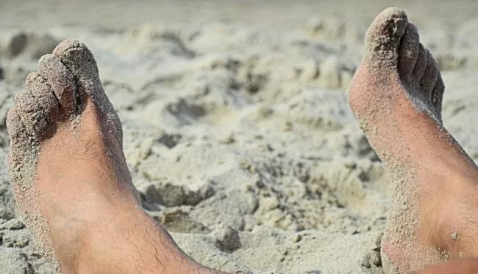 Con este truco podr&aacute;s quitarte la arena de la piel de forma r&aacute;pida y sencilla. (Foto: hipertextual.com)