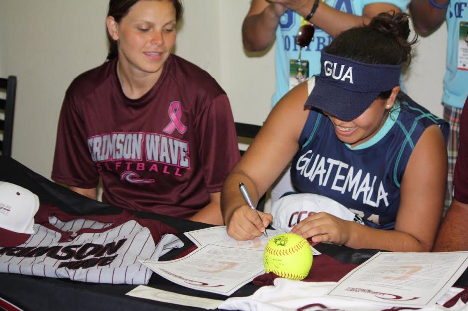 Jossellin Monge firma el contrato que la liga a la Universidad de Calumet en Hammond, Indiana. (Foto: FedeSoftbol)