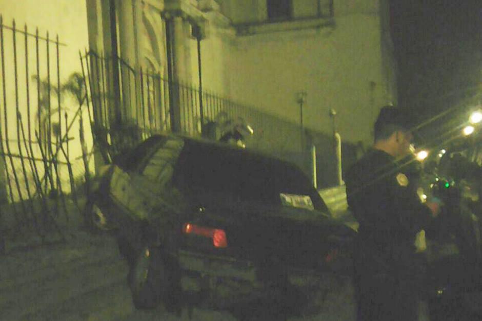 Un hombre empotr&oacute; su auto contra la iglesia La Merced. (Foto: Facebook/amilcarmontejoGT)