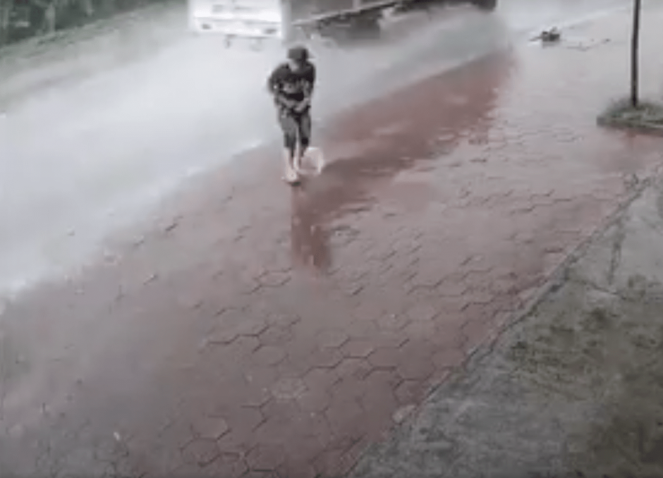 El hombre terminó cubierto de agua sucia. (Foto: captura de pantalla/YouTube)