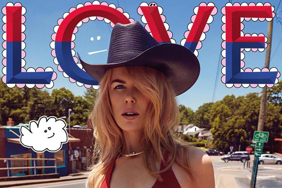 La estrella de cine pos&oacute; para la revista "Love" con un traje de ba&ntilde;o rojo. (Foto: Love.com)