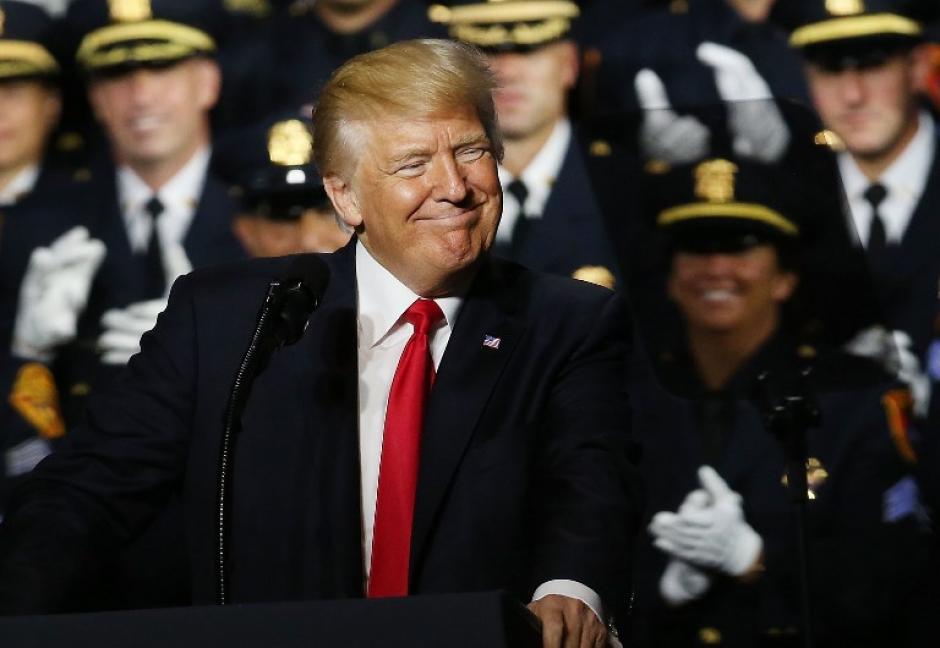 El presidente Donald Trump pidi&oacute; a la polic&iacute;a mano dura y m&aacute;s deportaciones de indocumentados. (Foto: AFP)