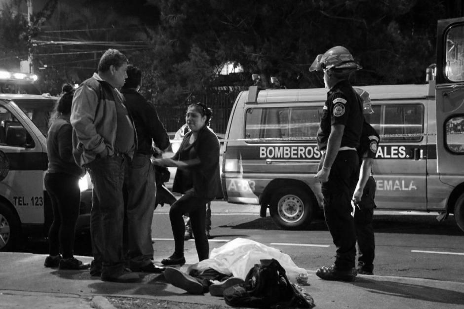 Un bus de la ruta 22 y uno que transportaba estudiantes de la Usac fueron atacados sobre la calzada San Juan y dej&oacute; una persona fallecida. (Foto: Bomberos Municipales)