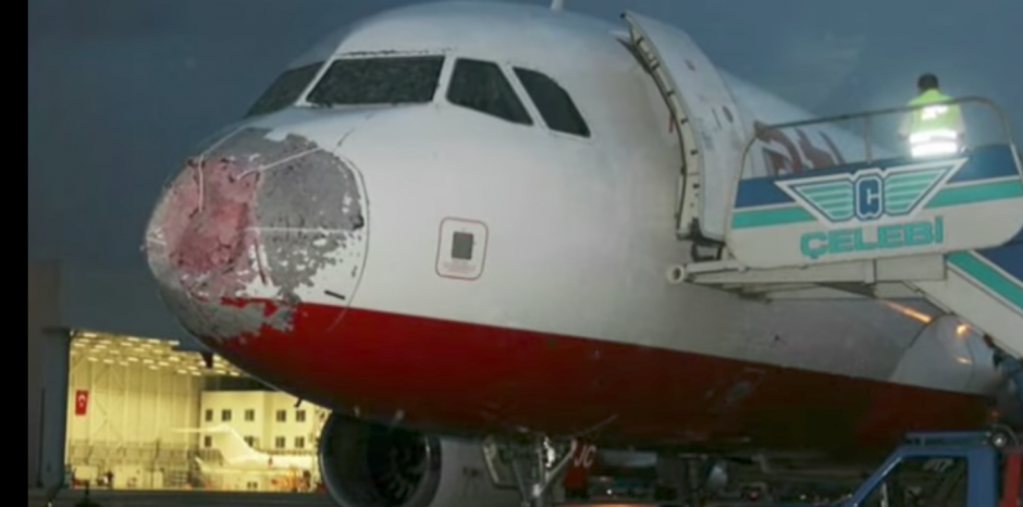 El avi&oacute;n qued&oacute; da&ntilde;ado por las bolas de nieve que destrozaron la nariz de la aeronave y el cristal de su parabrisas. (Foto: Captura de pantalla)