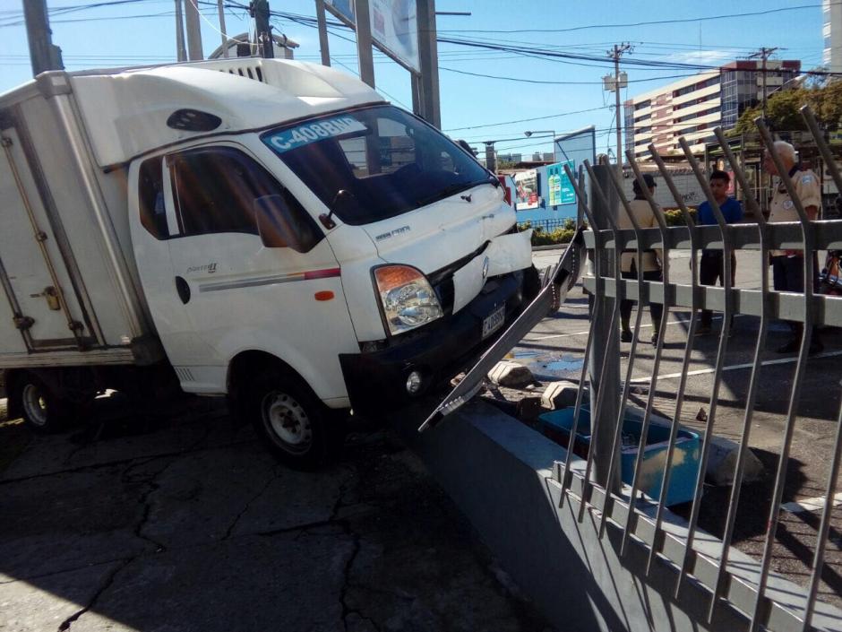 El cami&oacute;n se empotr&oacute; contra la baranda de un restaurante. (Foto: Amilcar Montejo/PMT)