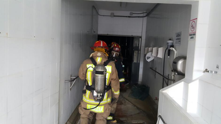 Bomberos acudieron para controlar el conato de incendio y fuga de amoniaco en la procesadora de pollo de Villa Nueva. (Foto: Bomberos Municipales Departamentales). 