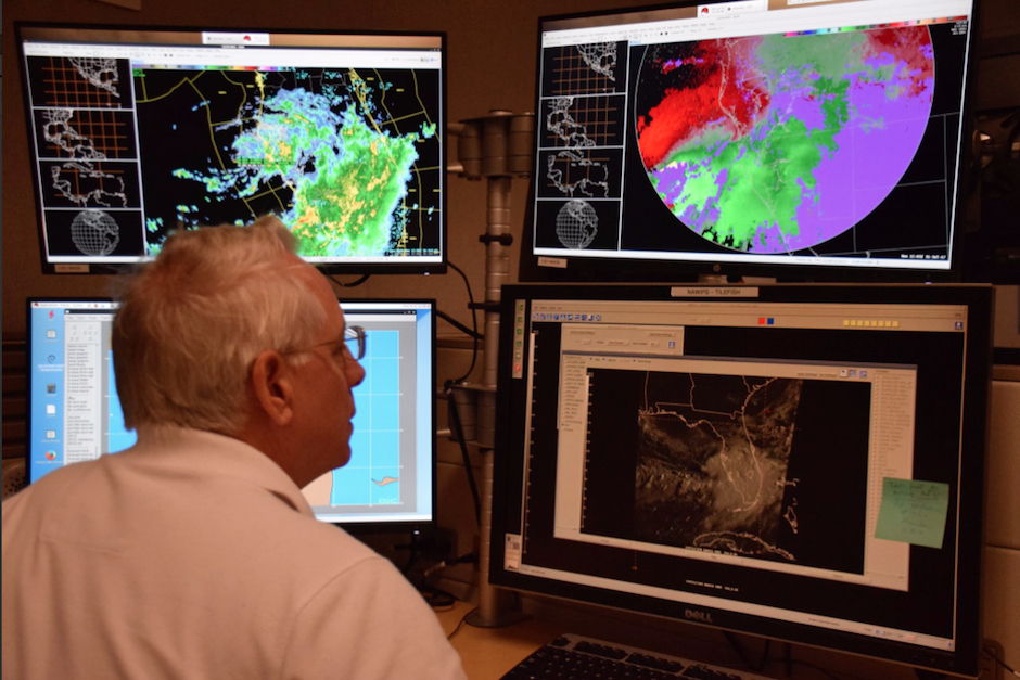 El meteorólogo Stacy Stewart del Centro Nacional de Huracanes, estudia la recién formada tormenta tropical Emily. (Foto: Twitter/@NHC_Atlantic)&nbsp;