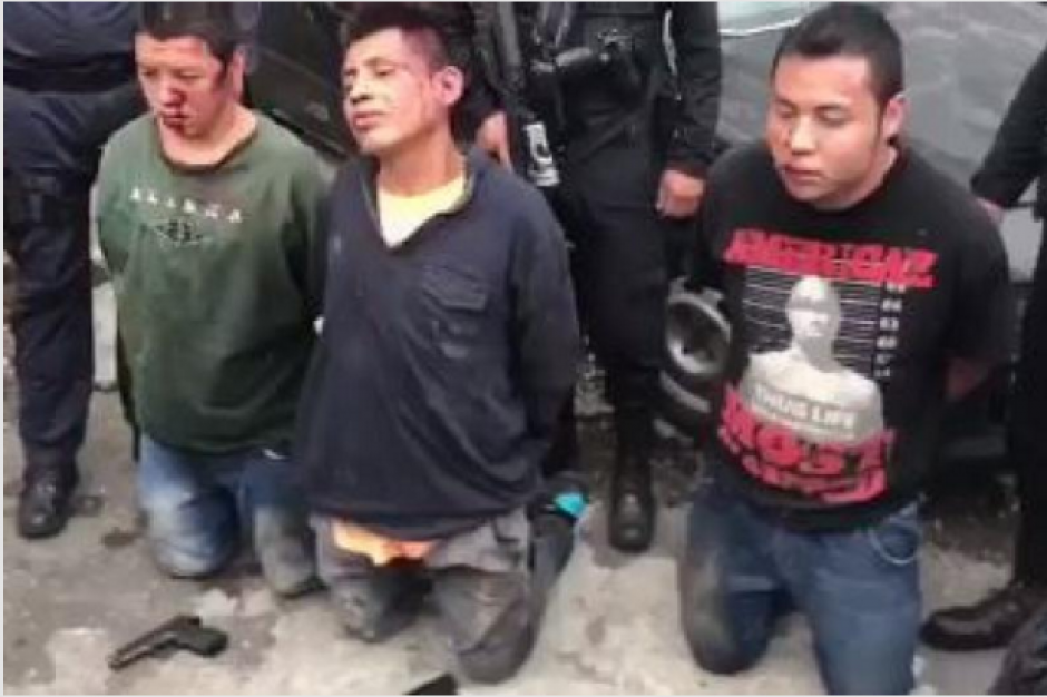 Los tres hombres son vinculados a varios delitos en Villa Nueva. (Foto: PNC)&nbsp;