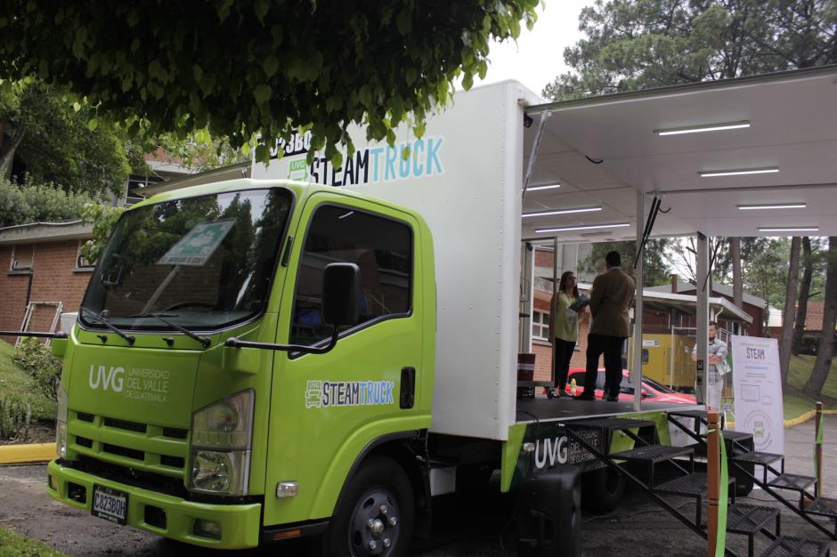 El cami&oacute;n ofrece muchas m&aacute;quinas para hacer experimentos. (Foto: Andrea Castillo/Soy502)