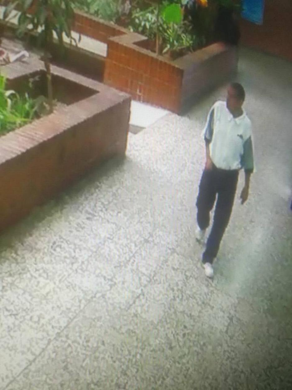 Un hombre es captado de forma sospechosa en el CUM. (Foto: Facebook) 