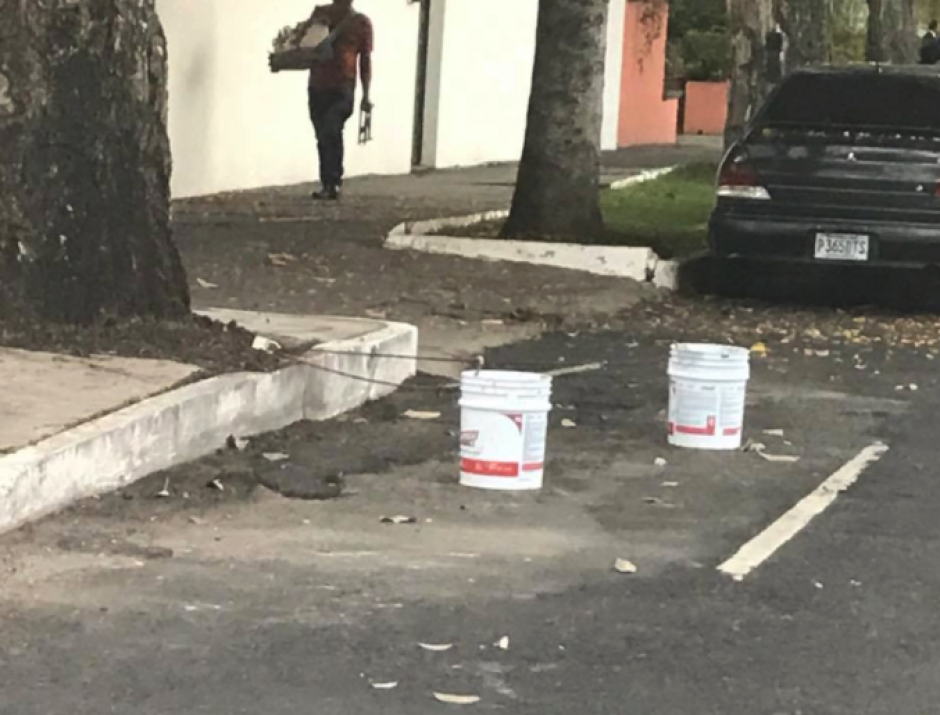 Cubetas con cemento fueron localizadas en las v&iacute;as. (Foto: Facebook/MalparqueadosGT)