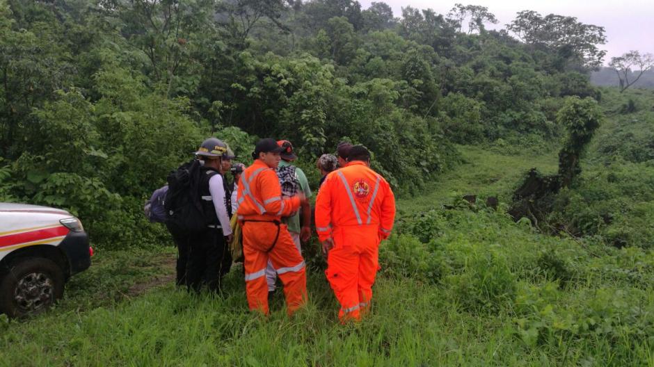 Los Bomberos Voluntarios empezaron la b&uacute;squeda de la aeronave. (Foto: Jorge Sente/Nuestro Diario)