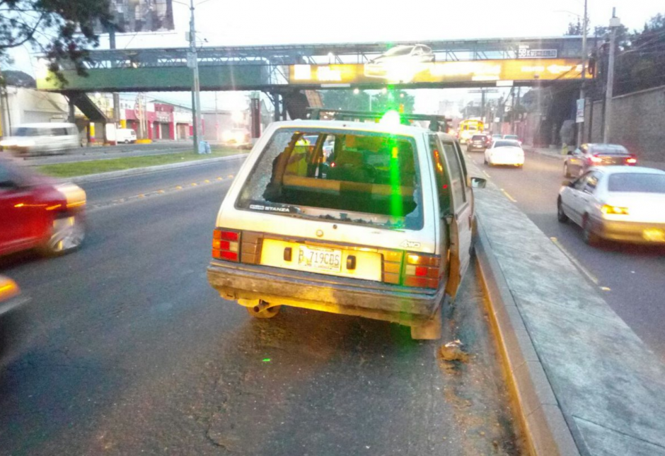 El veh&iacute;culo fue abandonado en la calzada Aguilar Batres. (Foto: Twitter/@CJJnews)