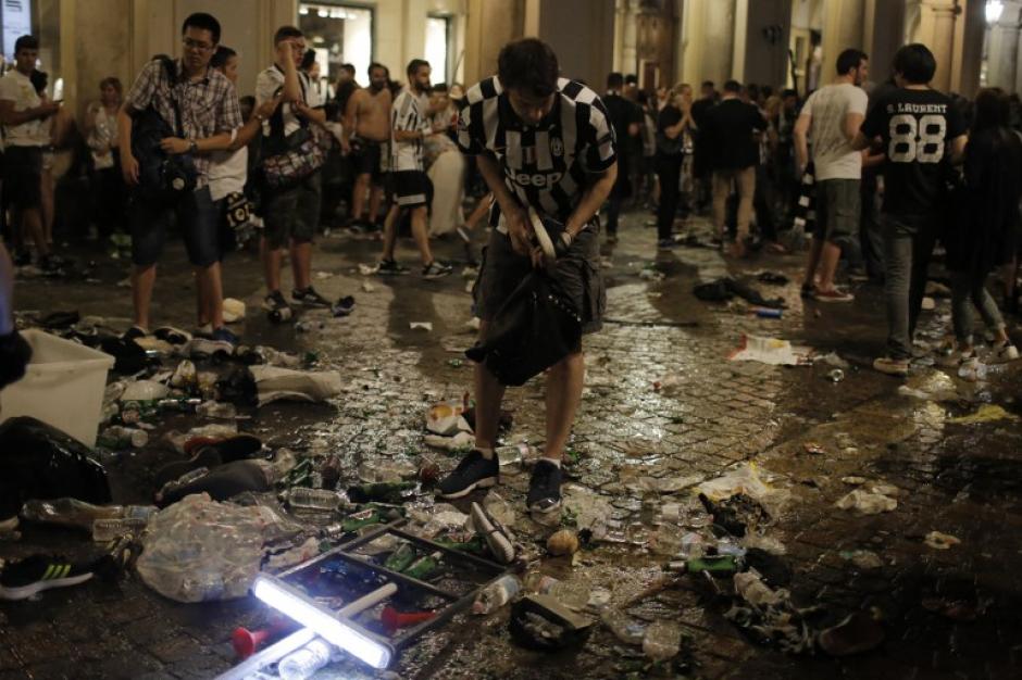 En la Plaza San Carlo de Tur&iacute;n se report&oacute; una explosi&oacute;n mientras los aficionados de la Juventus miraban la final de la Champions League. (Foto: Marco Bertorello/AFP)Marco BERTORELLO / AFP