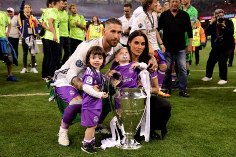 Sergio Ramos festej&oacute; junto a su familia&nbsp;el t&iacute;tulo obtenido con el Real Madrid en el estadio de Cardiff. (Foto: AFP)