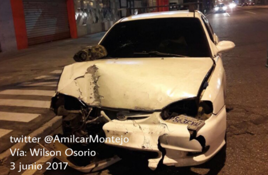 En el vehículo viajaban dos personas que salieron huyendo. (Foto: Twitter)