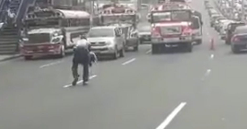 Un agente intent&oacute; salvarle la vida a un perro atropellado. (Foto: Twitter)&nbsp;