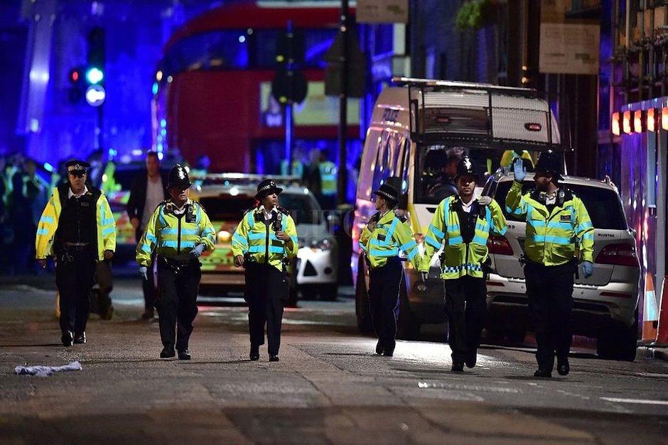 Los terroristas embistieron a varias personas con una camioneta y luego apu&ntilde;alaron a m&aacute;s de 50. (Foto: El Litoral)