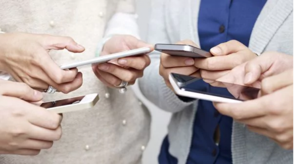 La enfermedad consiste en una tendinitis llamada "pulgar de celulares". (Foto: iStock /Infobae)&nbsp;