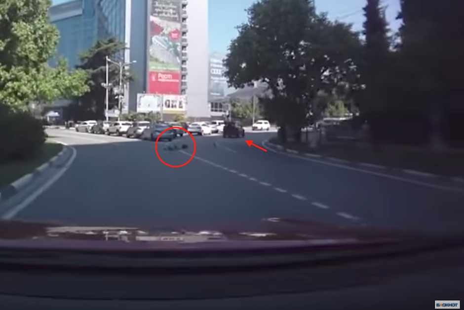 La ni&ntilde;a queda tirada sobre la carretera mientras su madre sigue la marcha sin darse cuenta. (Imagen: captura de pantalla)