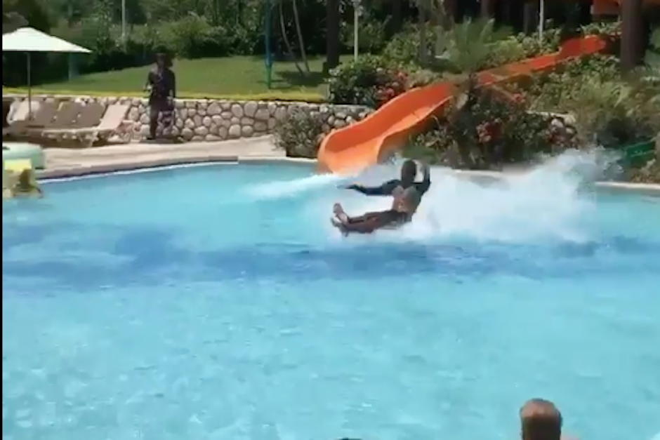 Inexplicablemente, el adolescente se desliz&oacute; sobre el agua de un extremo a otro de la piscina. (Imagen: captura de pantalla)