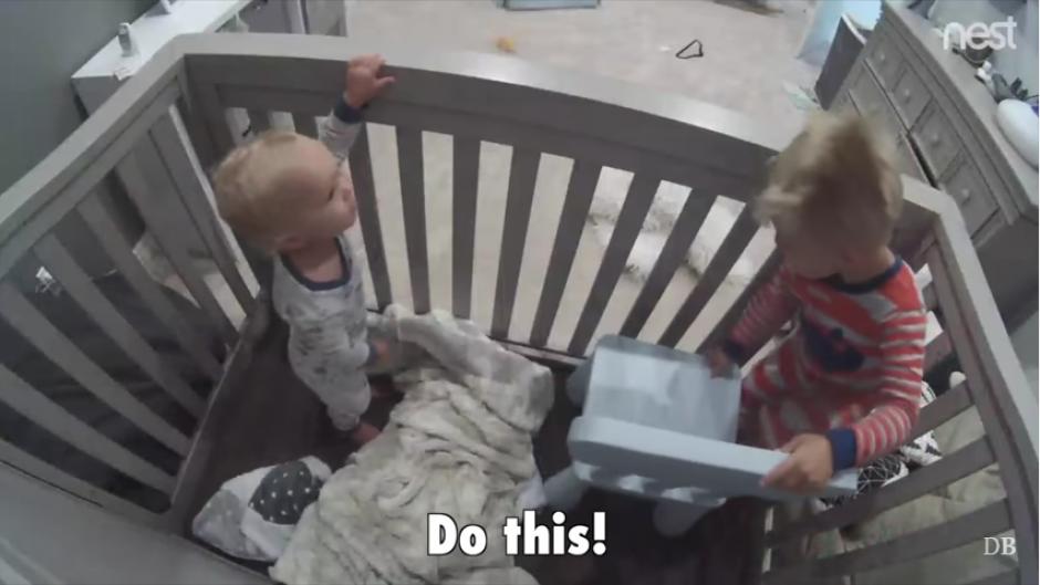 Los hermanos protagonizaron un video gracioso que fue compartido por sus padres en la red. (Captura Youtube)