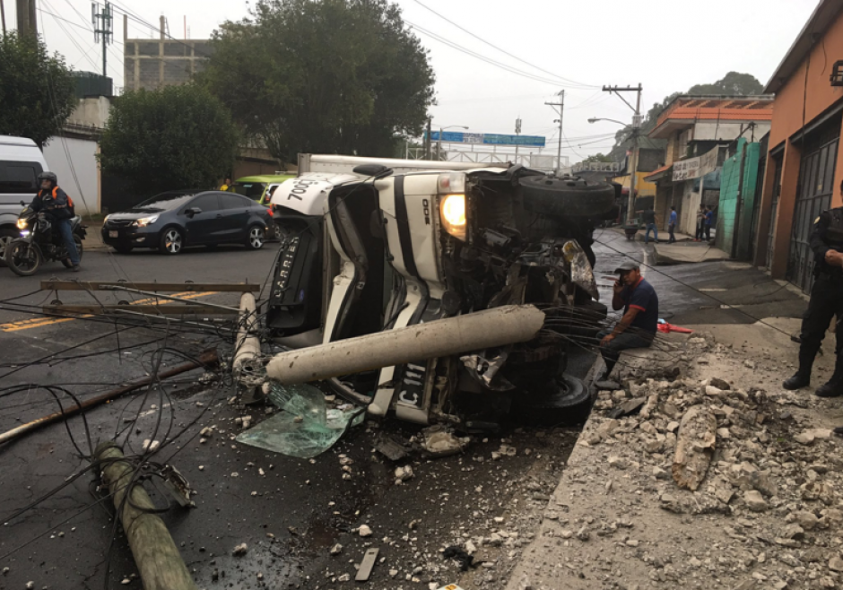 El accidente se report&oacute; en la 28 avenida y 13 calle de la zona 7. (Foto: Am&iacute;lcar Montejo/Twitter) 