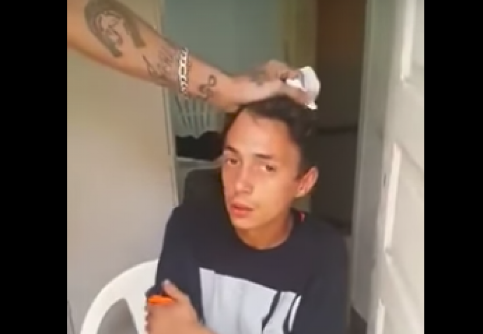 Ladr&oacute;n recibi&oacute; reprimenda tras intentar robar en estudio de tatuajes. (Foto:&nbsp; Captura de video)