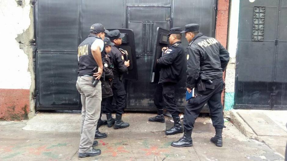 En algunos allanamientos, la PNC utiliz&oacute; escudos blindados y drones. (Foto: PNC)