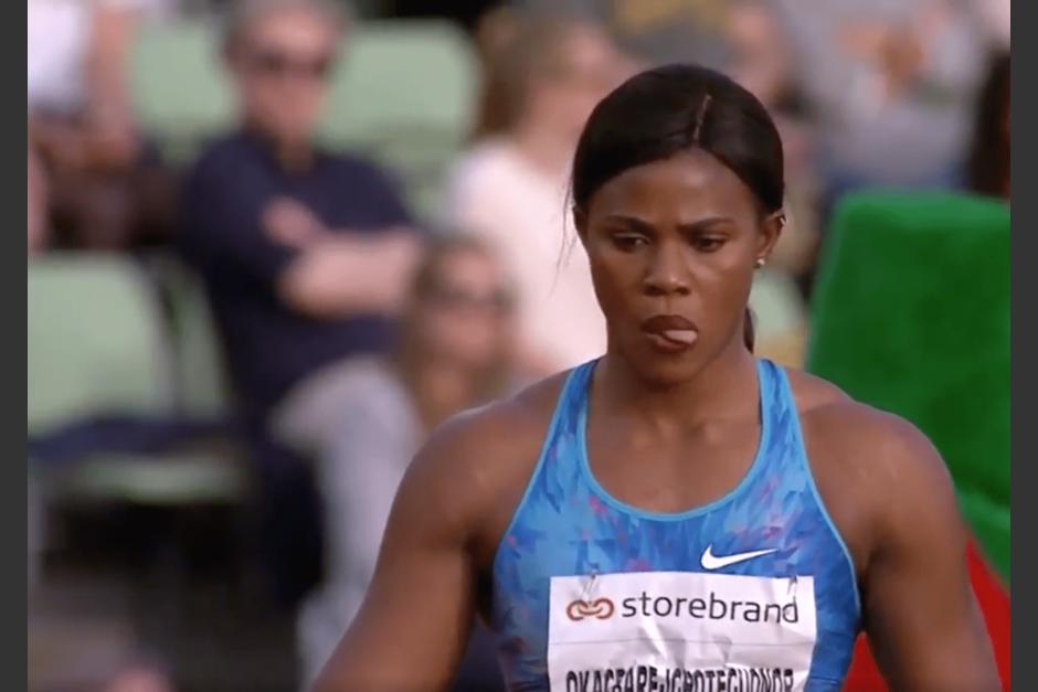 La atleta&nbsp;Blessing Okagbare perdi&oacute; la peluca al aterrizar. (Foto: captura de pantalla)