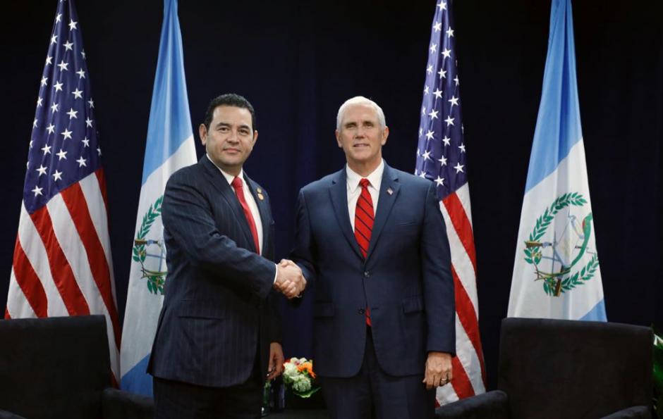 El presidente Jimmy Morales junto al vicepresidente estadounidense Mike Pence. (Foto: Gobierno de Guatemala)