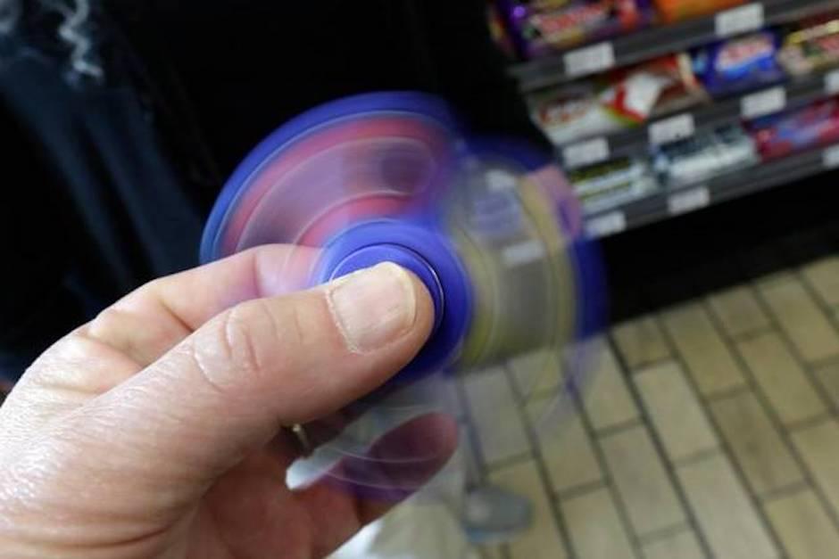 El fidget spinner es considerado un juguete antiestr&eacute;s que consta de un eje central con brazos que terminan en aros con rodamientos. (Foto:&nbsp;myrtlebeachonline.com)
