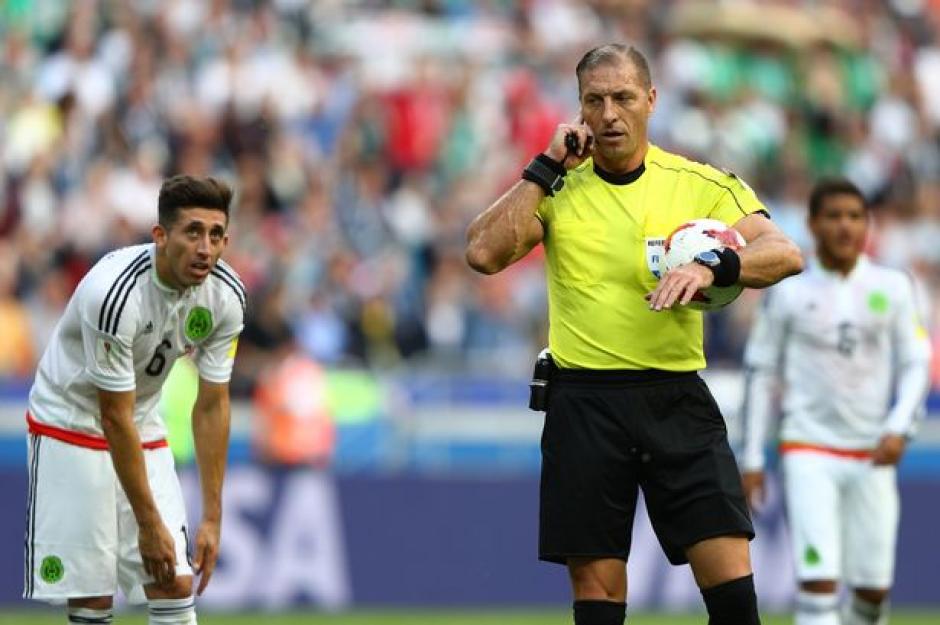 La revisión de video anuló el primer gol de Portugal por un fuera de juego. (Foto: Mirror)