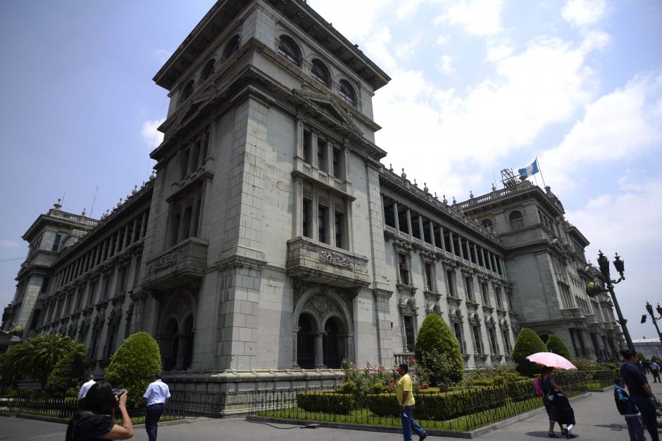 El Palacio Nacional sufri&oacute; da&ntilde;os despu&eacute;s del sismo del pasado martes. (Foto: Wilder L&oacute;pez/Soy502)