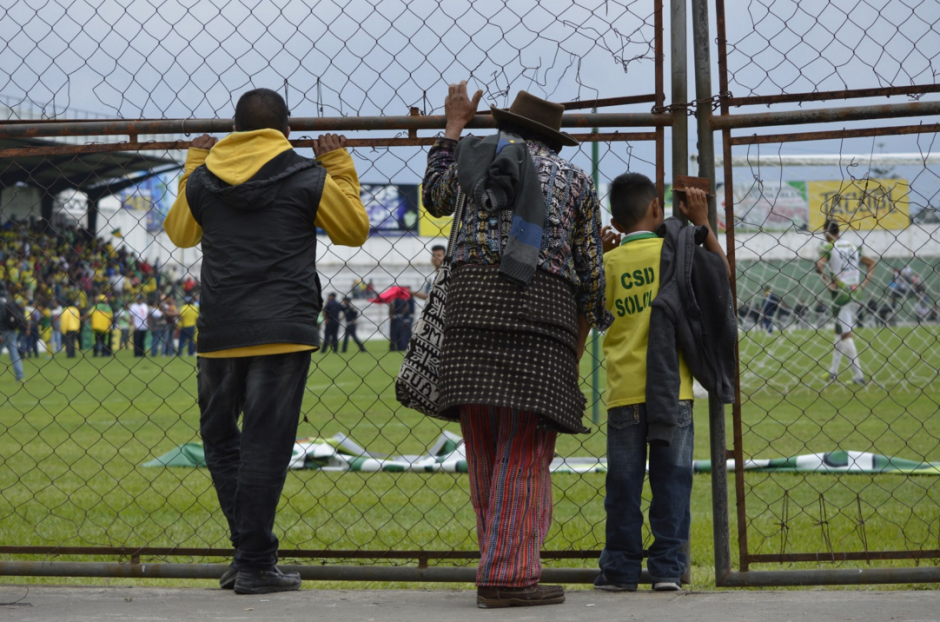 Un padre y su hijo disfrutan del partido de ascenso de Solol&aacute;. (Foto: Engler Garc&iacute;a)&nbsp;