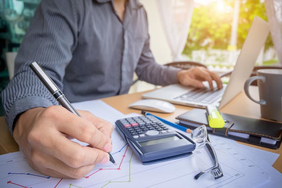 ¿Quieres alcanzar tus metas financieras? Reflexiona sobre tu relación con el dinero. (Foto: Shutterstock)