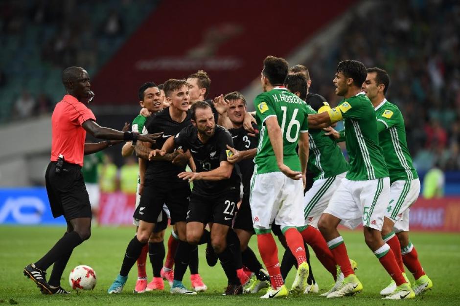Los jugadores de M&eacute;xico y Nueva Zelanda protagonizaron una pelea sobre el final del partido. (Foto: AFP)