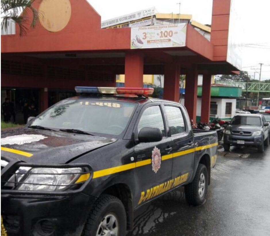 Varios locales de celulares fueron allanados. (Foto: PNC)&nbsp;