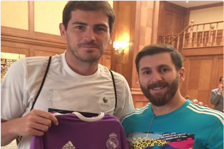 Iker Casillas participa en un torneo de f&uacute;tbol sala en Kuwait.&nbsp;(Foto: Twitter/@IkerCasillas)