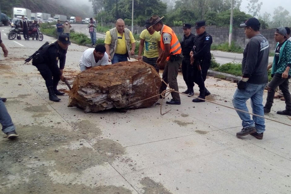 Las autoridades reportan varios derrumbes en diferentes rutas del pa&iacute;s. Uno de los m&aacute;s fuertes se registr&oacute; en el kil&oacute;metro 42 de la ruta al Atl&aacute;ntico. (Foto: Provial)