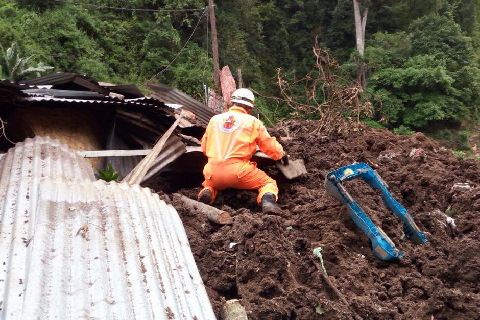 El derrumbe se produjo en la tarde de este viernes. (Foto: Bomberos Voluntarios)