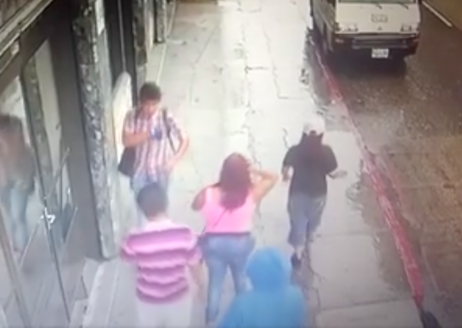 Tres mujeres y un hombre asaltan a un joven en el Centro Hist&oacute;rico. (Foto: captura de pantalla)&nbsp;