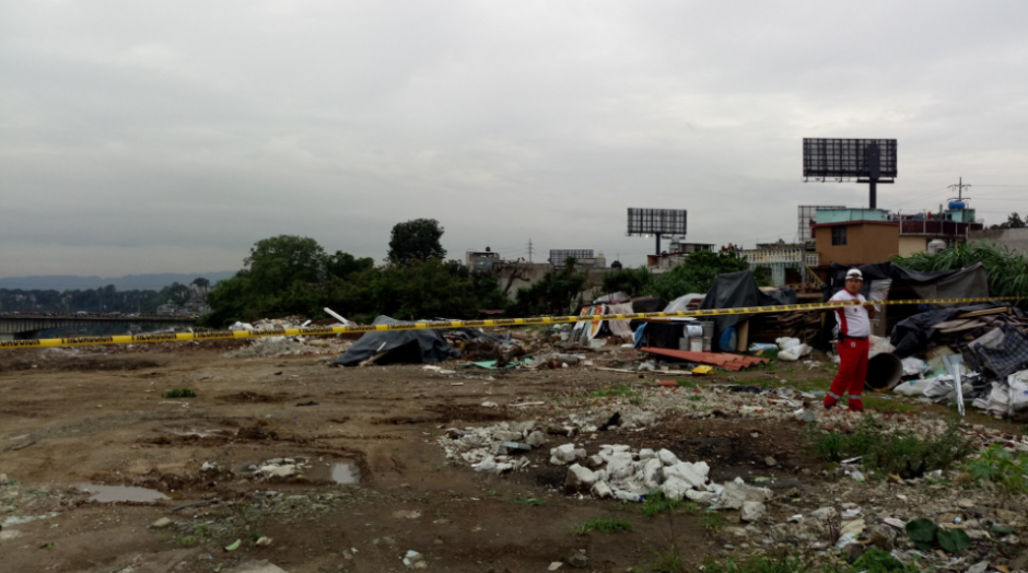 El derrumbe tuvo lugar en la zona 7 en las inmediaciones del Puente Naranjo. (Foto: Twitter)