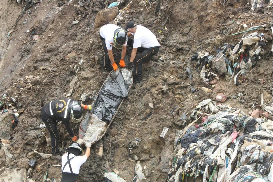 Los Bomberos Voluntarios encontraron un cuerpo en el fondo del barranco. (Foto: Bomberos Voluntarios) 