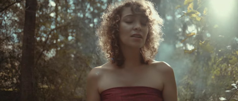 Gaby Moreno estrena el video "O Me", de su álbum Ilusión. (Foto: captura de pantalla)
