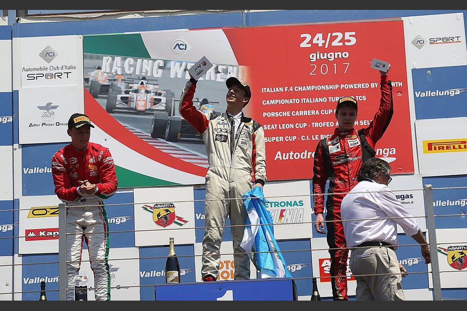 Ian Rodr&iacute;guez honde&oacute; la bandera azul y blanco en lo alto del podio. (Foto: Speed Adiction)