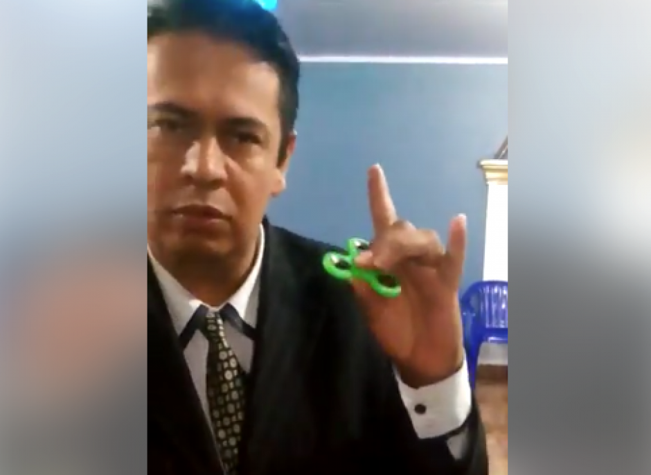 El pastor pide que no dejen que sus hijos jueguen con ellos. (Foto: Facebook)