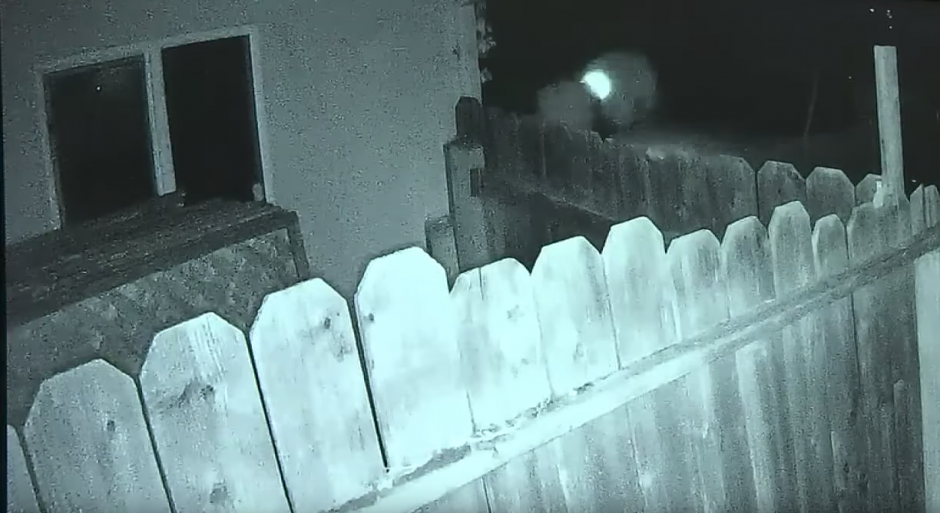 En el video pueden verse los flashes de los disparos. (Captura de pantalla)